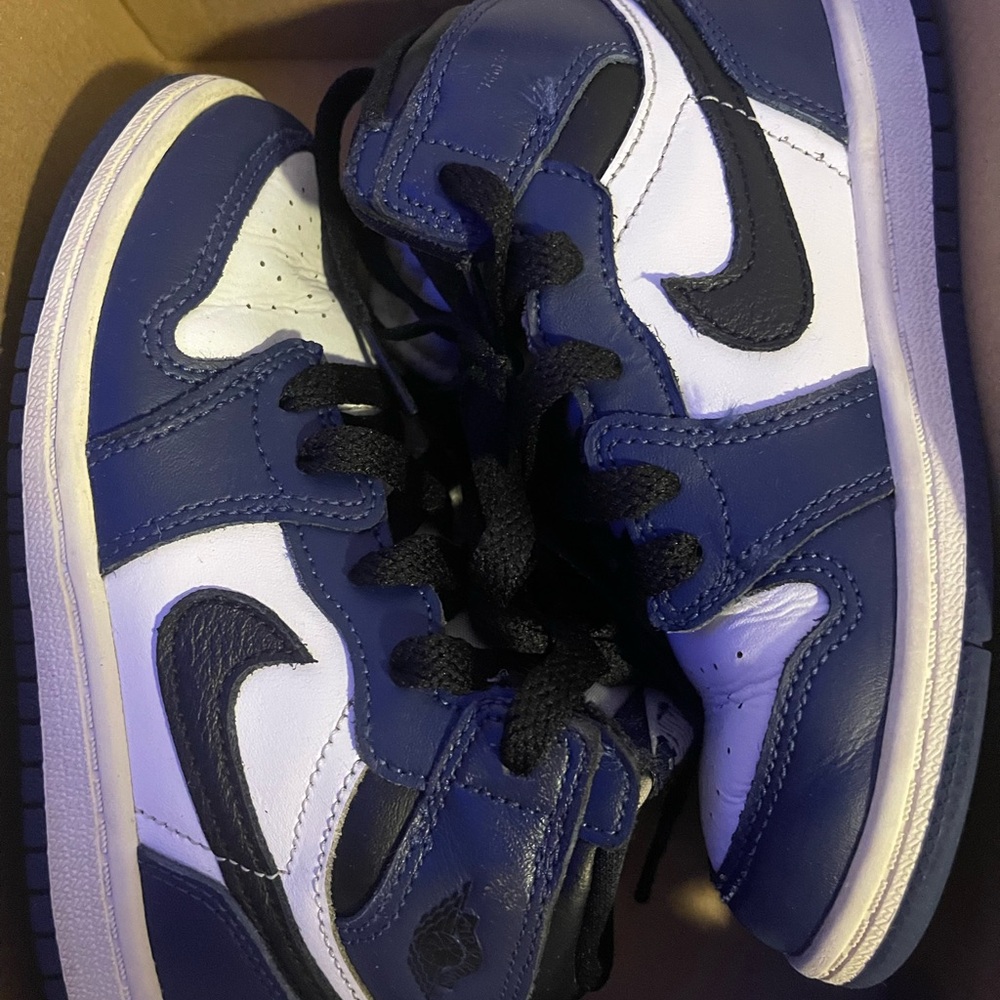 Used , but in good conditionJordan 1 Retro High OG TD in Midnight Navy and Black